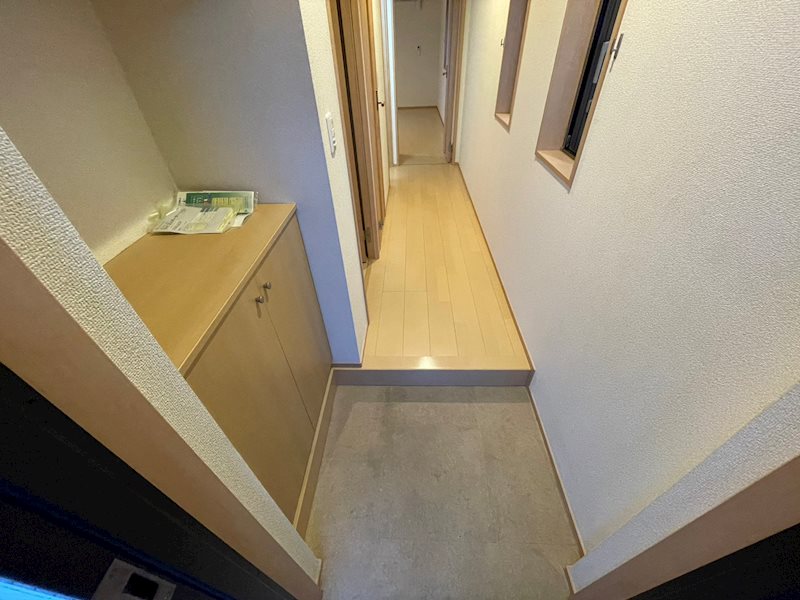 メゾンプチカリーノ 玄関