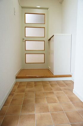ワービル給田 玄関