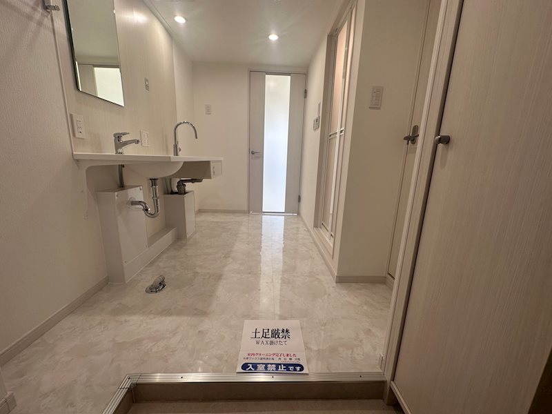 【サンパラッツオ弐番館】 玄関