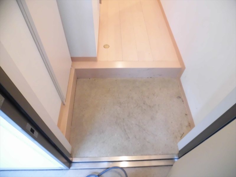 エテルノ明大前 玄関