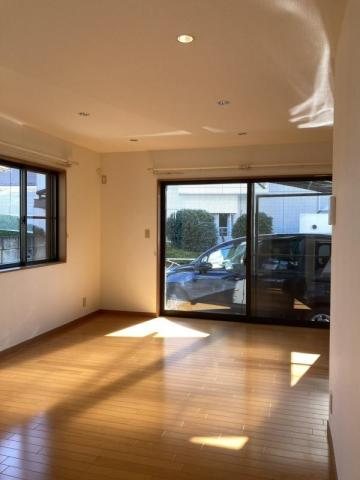 粕谷3丁目戸建（定期借家） リビング