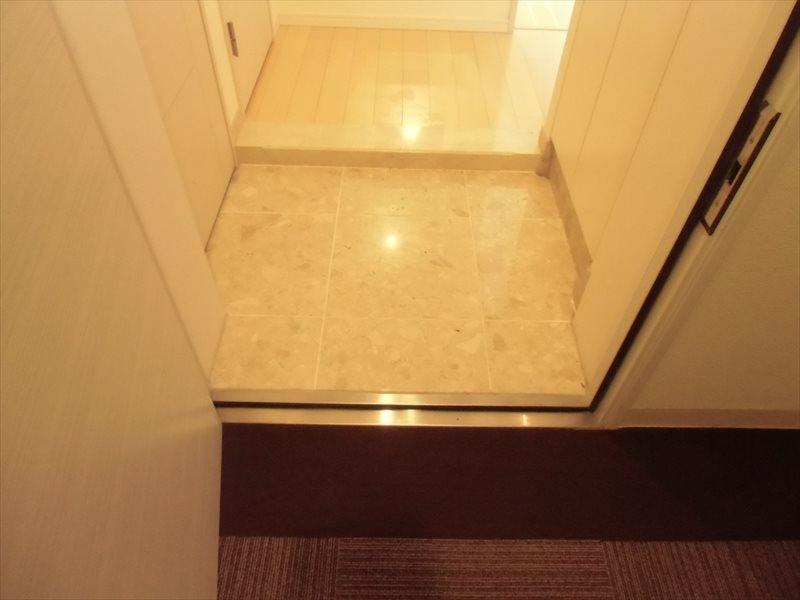 グローリオ明大前  玄関