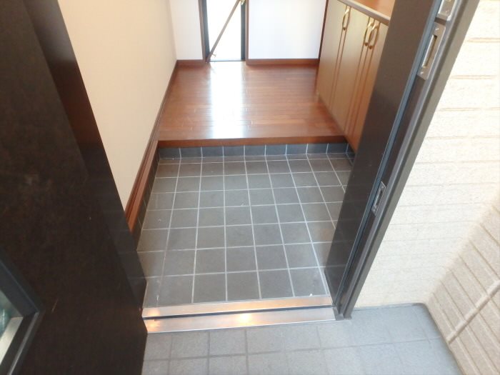 メゾンドルナ 玄関