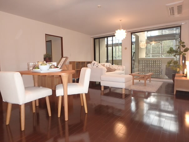 エストライフつつじヶ丘七番館 リビング