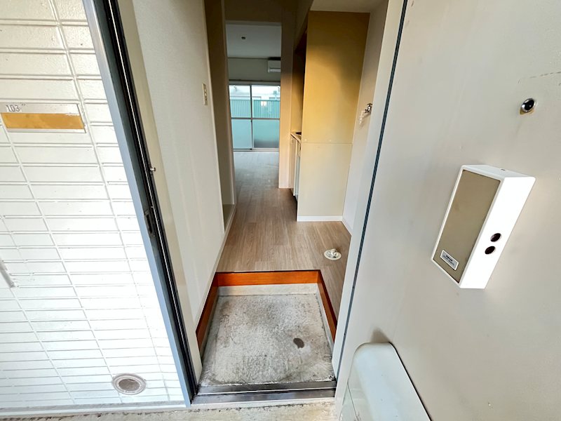 メゾン・ド・三恵 玄関