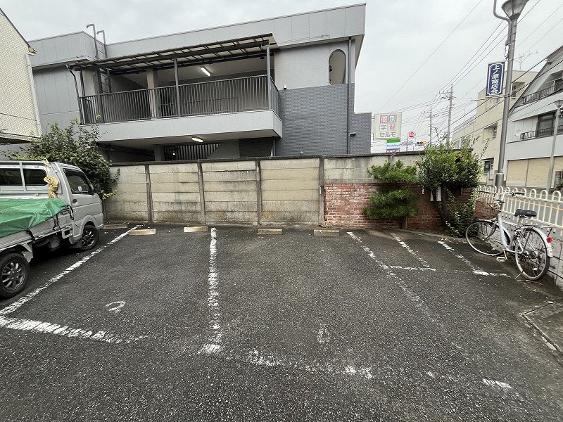 ハウスアゼリア 駐車場