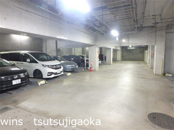 アーバンフラッツつつじヶ丘 駐車場