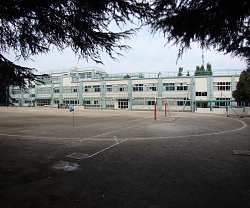 東京都世田谷区粕谷２丁目 中学校