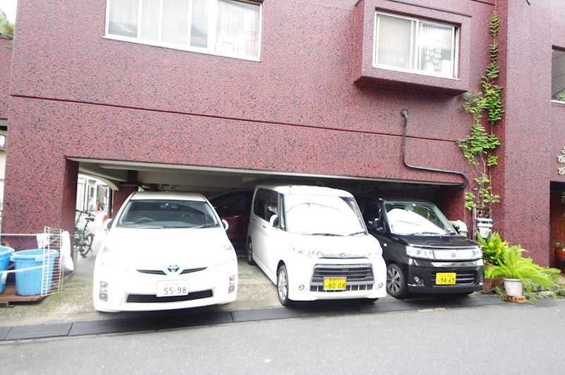 ザ・チェリークレスト 駐車場