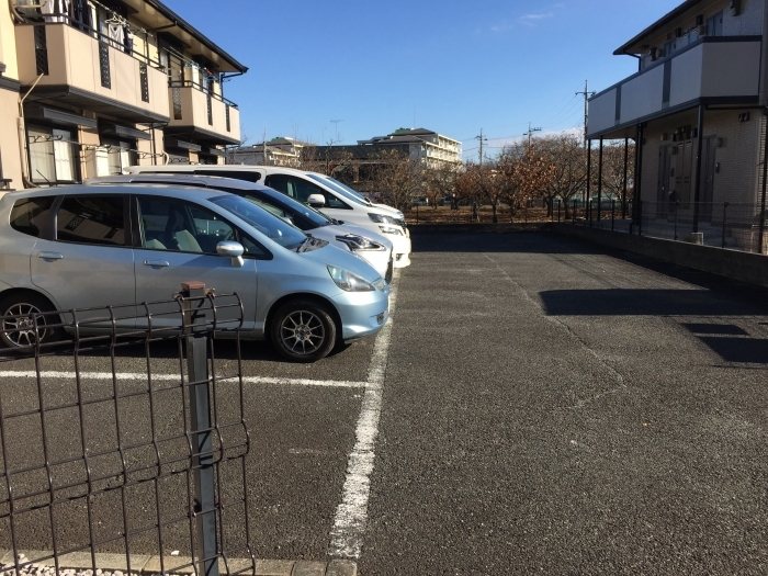 クレスト平山 駐車場