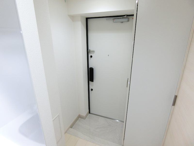 ディアレイシャス鶯谷 玄関