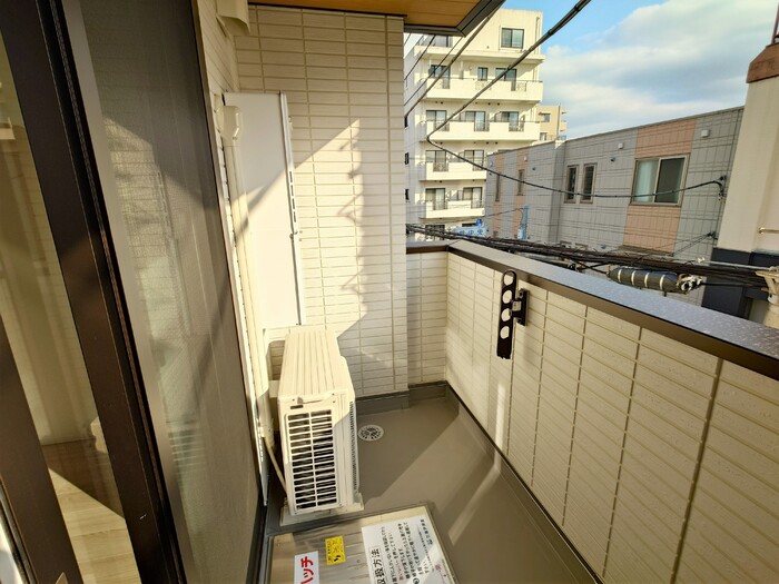 Auspicious House ベランダ