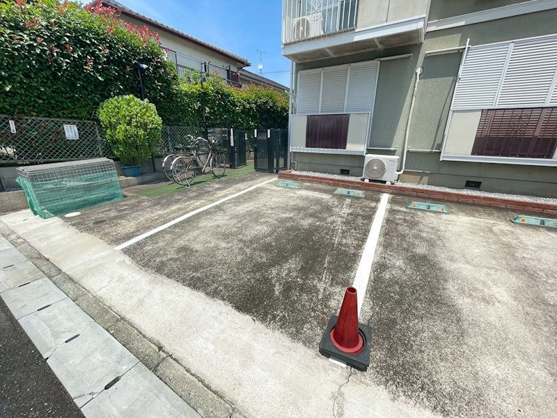 カリーナスピカ 駐車場