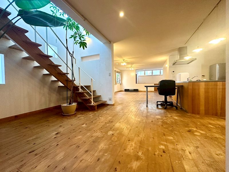 本木1丁目ガレージ付き戸建 リビング