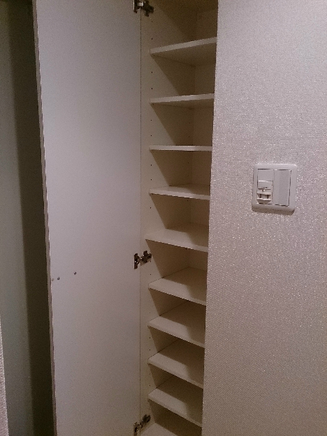 リバージュ弘明寺 玄関