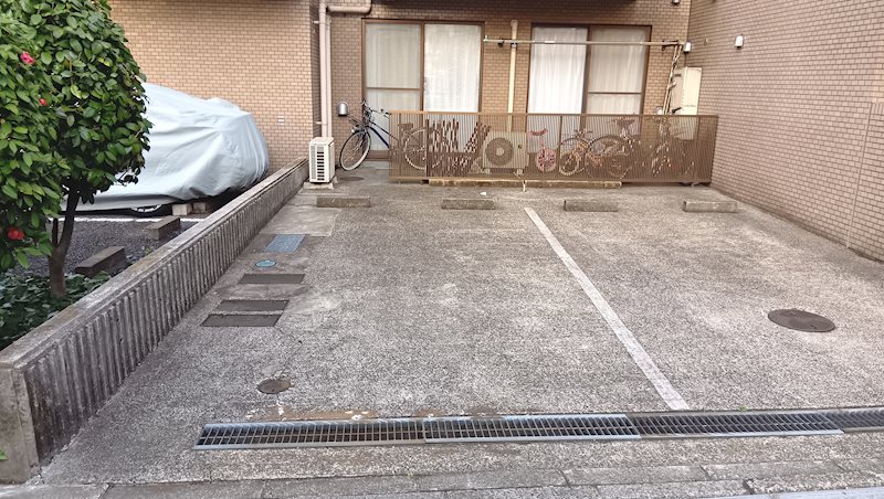 ビューラー八成山駐車場 玄関