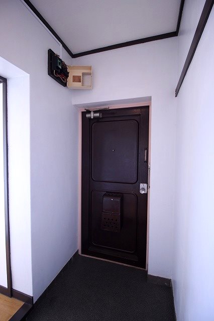 上尾根貝戸団地　9号棟 玄関