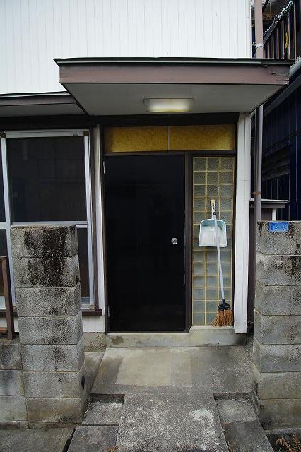 新中里貸家 玄関