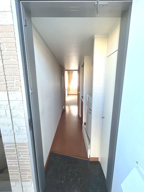 レオパレスGOYA本郷 玄関