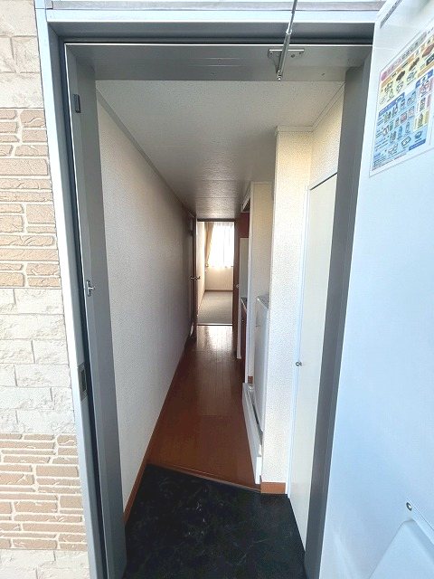 レオパレスGOYA本郷 玄関