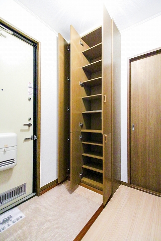 シャルム二番館 玄関