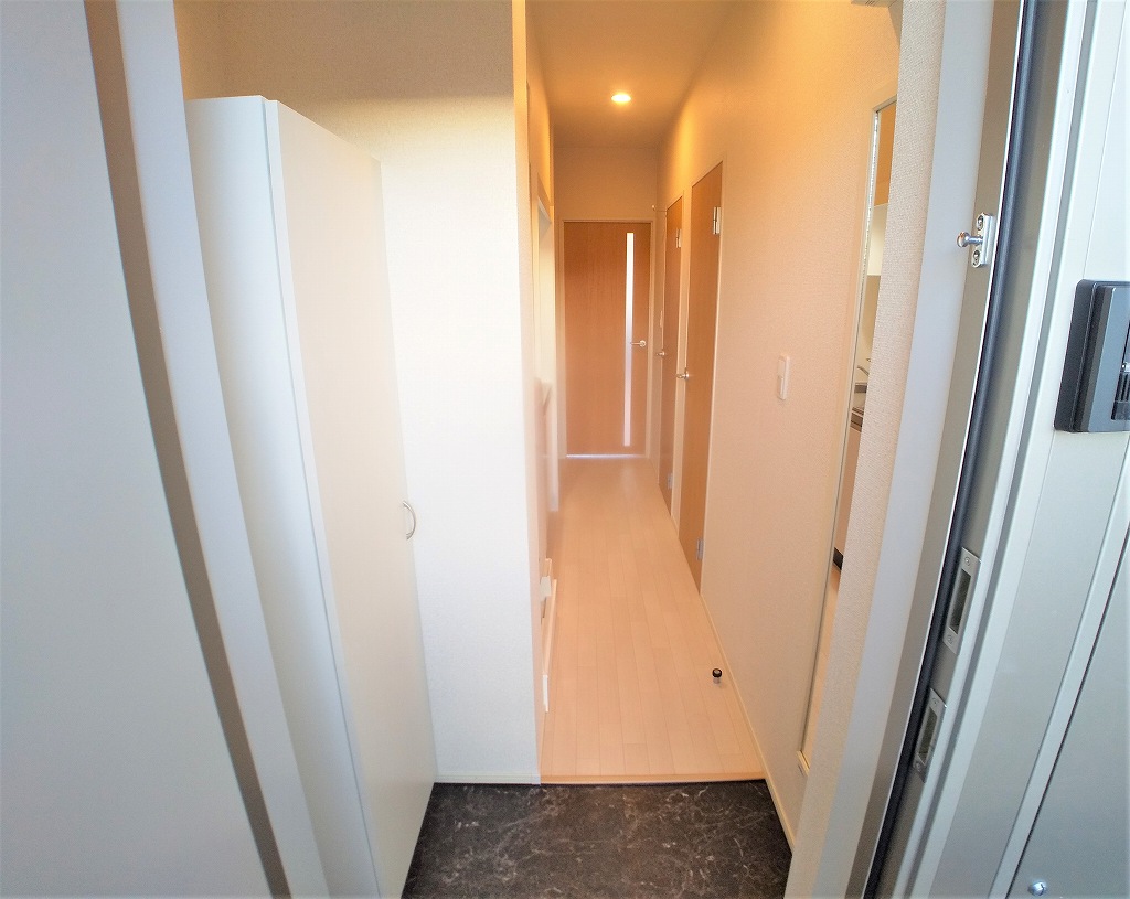 クレイノポスタ 玄関