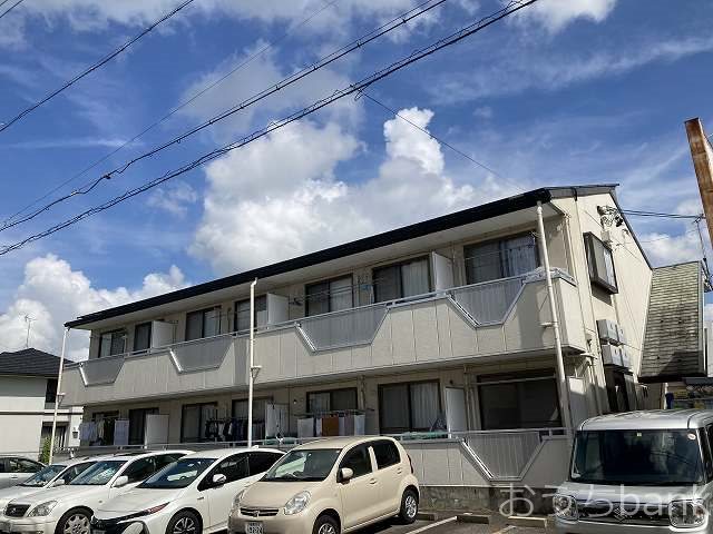 岐阜市環状線から1本入ったところに位置する単身者向けアパートです。バストイレ別が嬉しいですね。