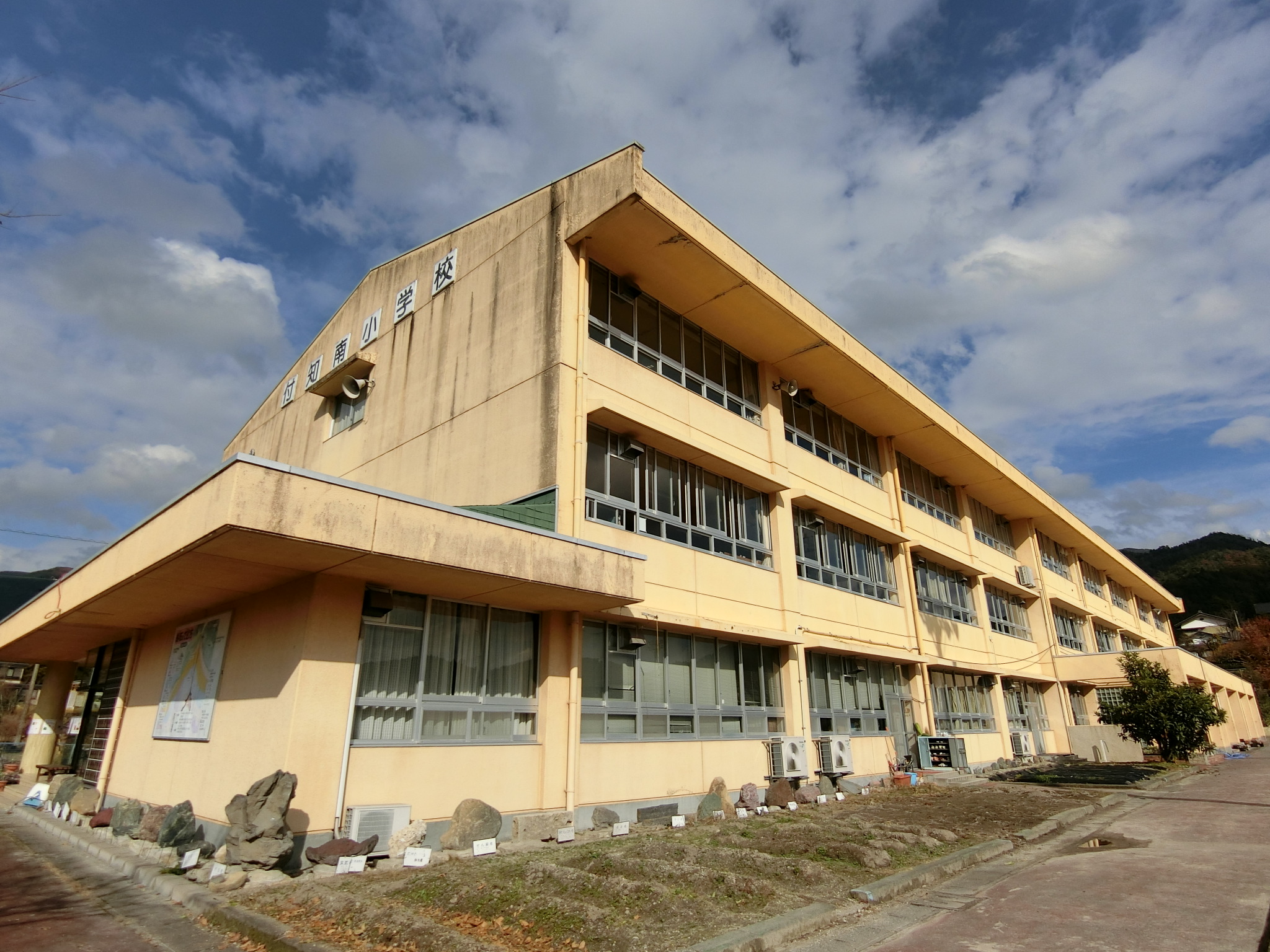 ニューハイツ明峰 小学校