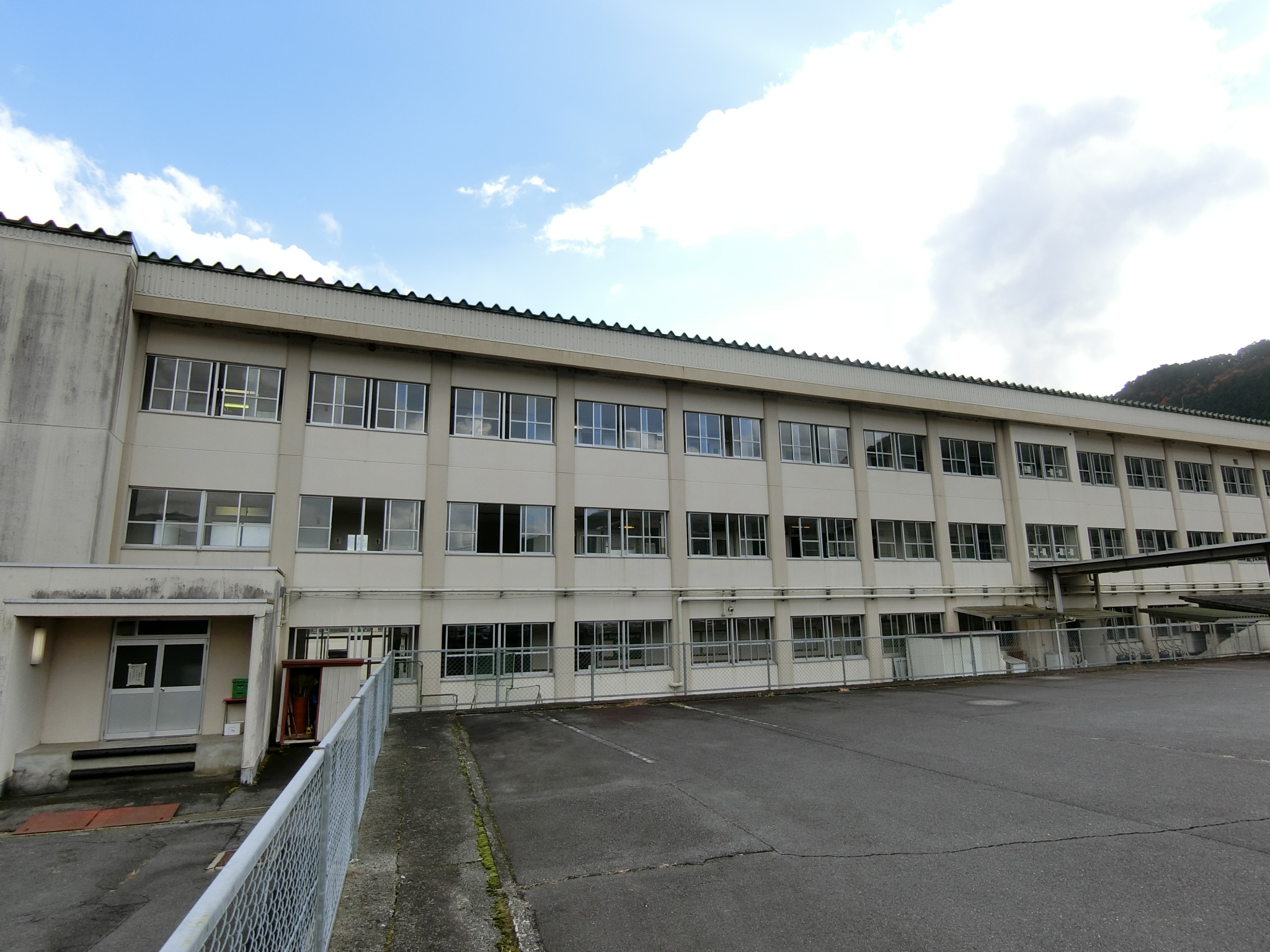 ニューハイツ明峰 中学校