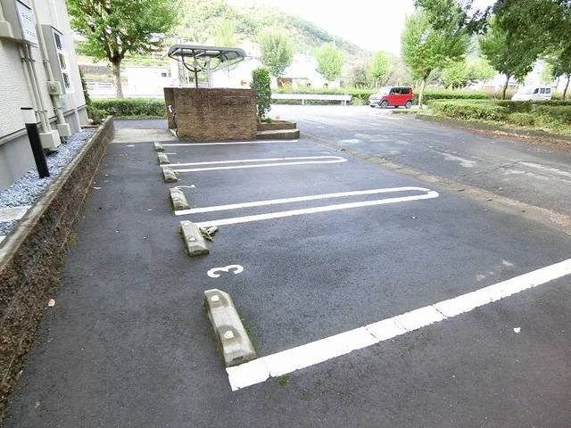 コート・デ・ラ・モンターニュ 駐車場