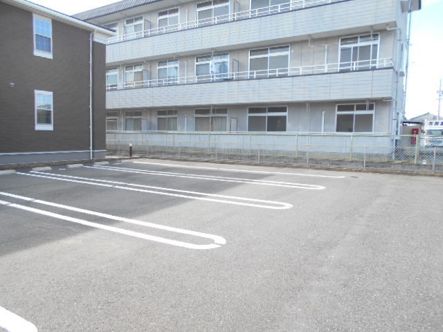 ファミーユ　大菅Ⅱ 駐車場