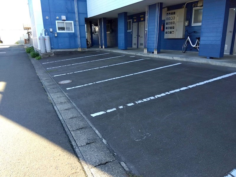 ドミール青山 駐車場