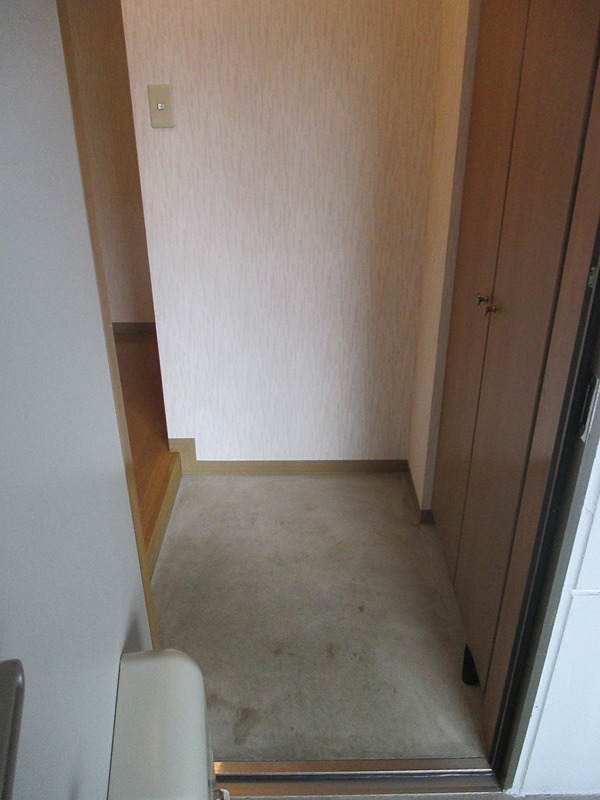 建山ビル 玄関