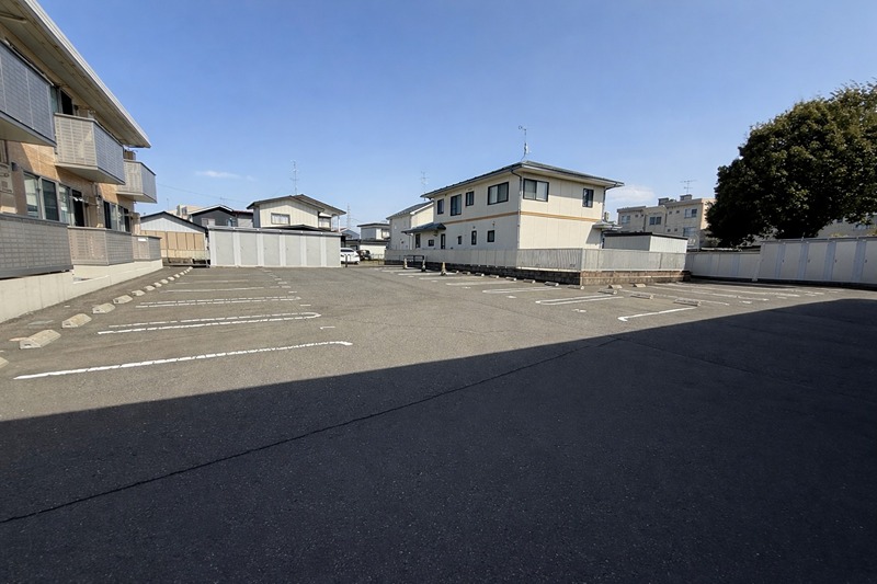アヴェニール白銀A 駐車場