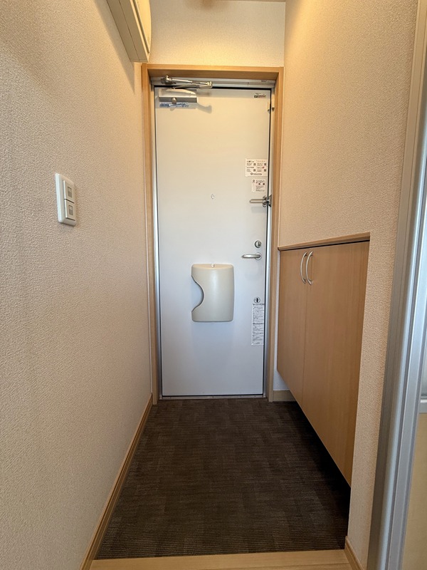 アヴェニール白銀B 玄関