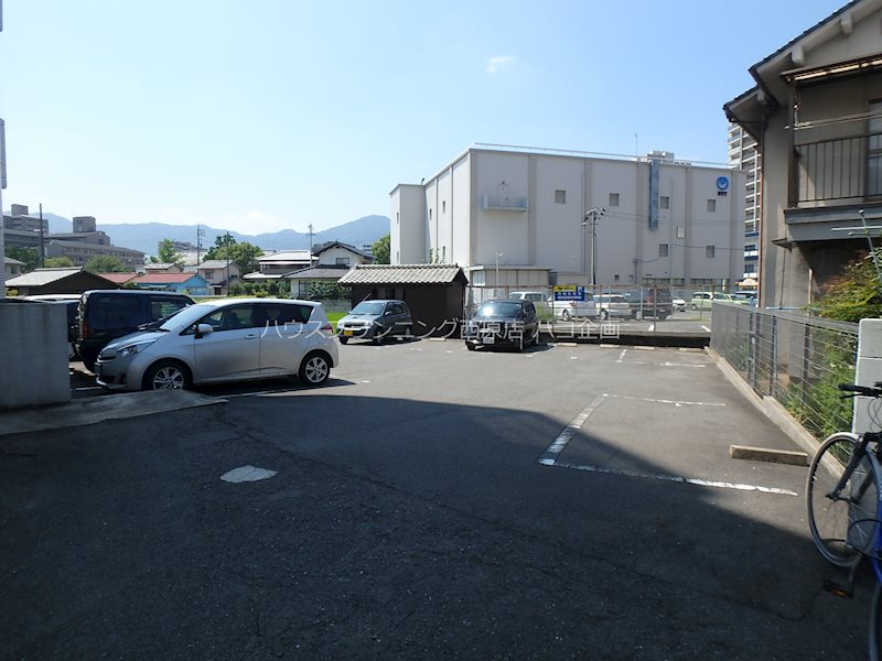 エスコート西原 駐車場