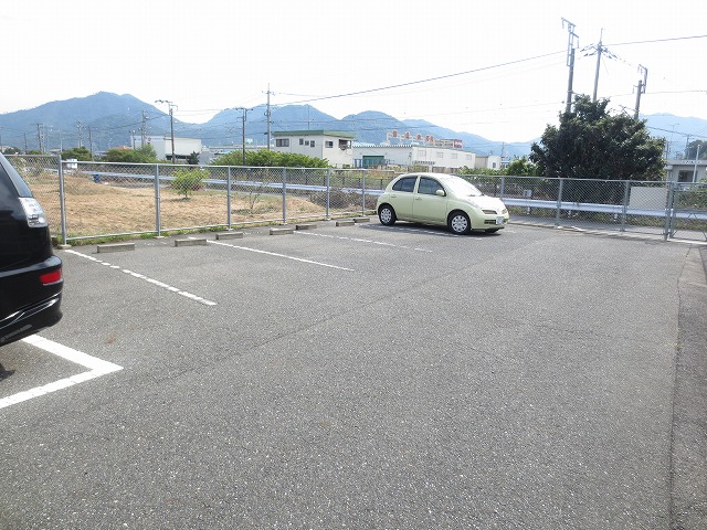 メゾン原之前C棟 駐車場