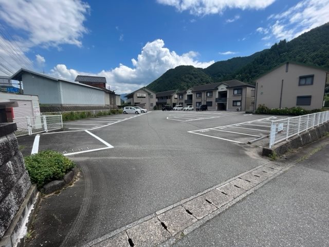 マノワールＣ 駐車場