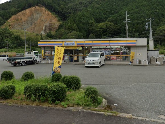 マノワールＣ コンビニ