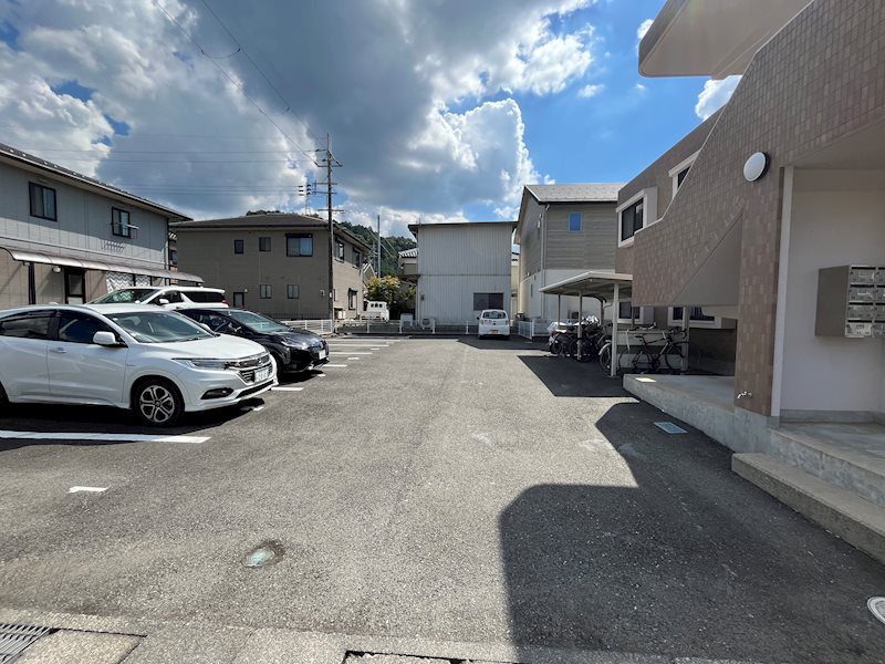 ユーミーＩＳＡ 駐車場