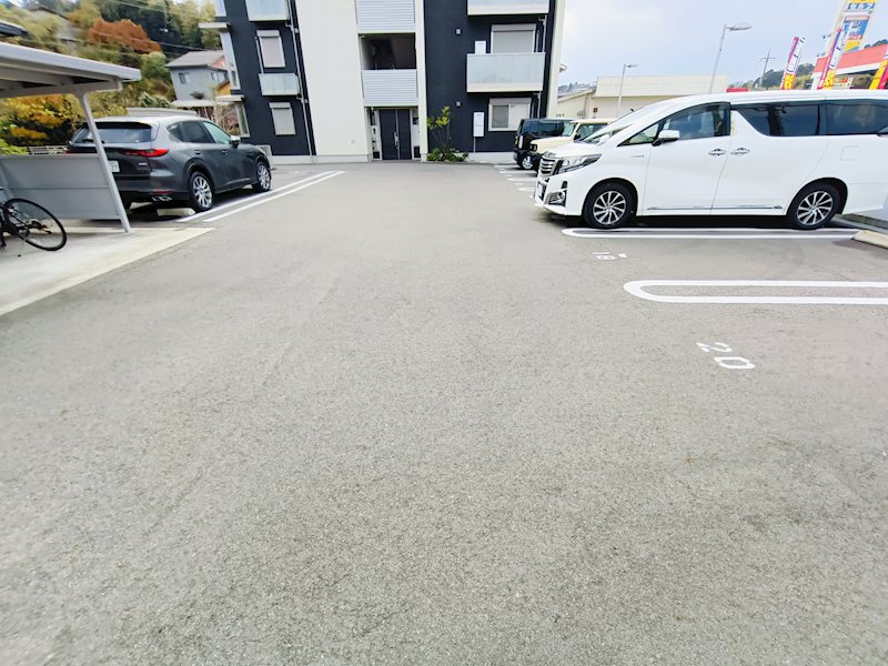 グレイス岡本 駐車場