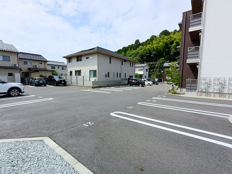 メゾン　ジーニャ 駐車場