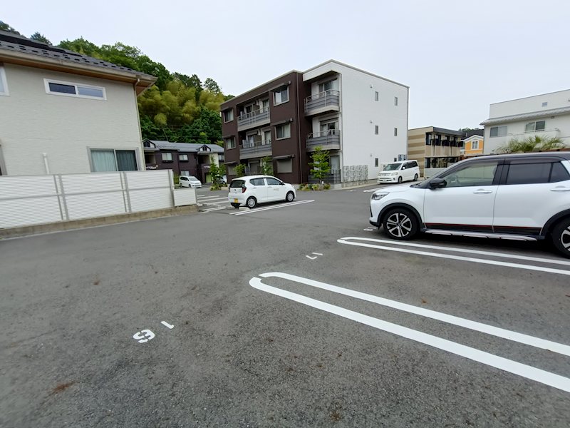 メゾン　ジーニャ 駐車場