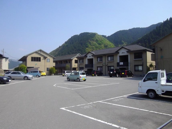 マノワールB 駐車場