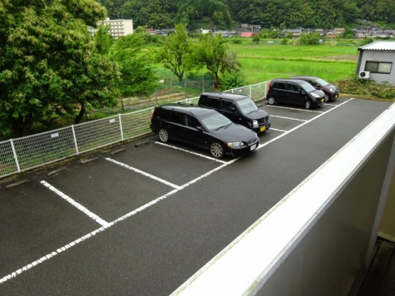 フレグランスメイビーB棟 駐車場