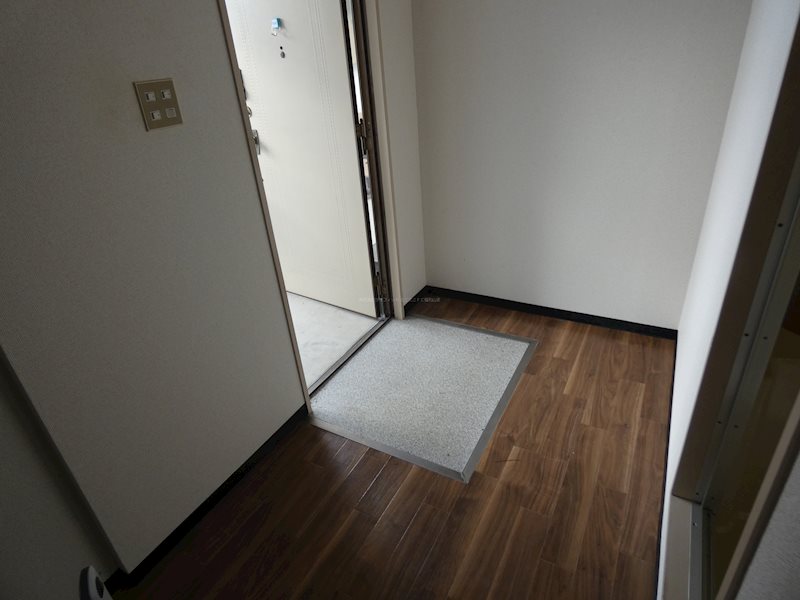 プチマンションむるぶ 玄関