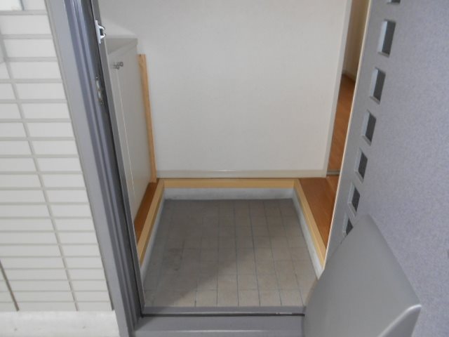 ケミカル・ワンA 玄関
