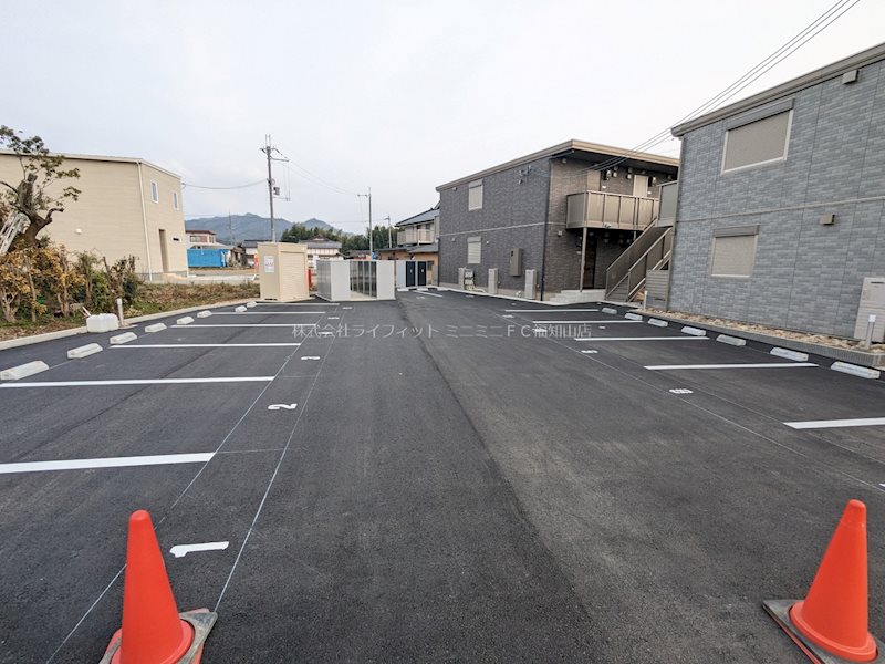 ローレンスⅠ 駐車場