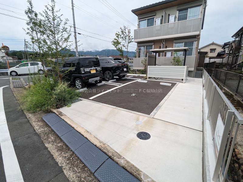 シャーメゾンHANATA南岡 駐車場