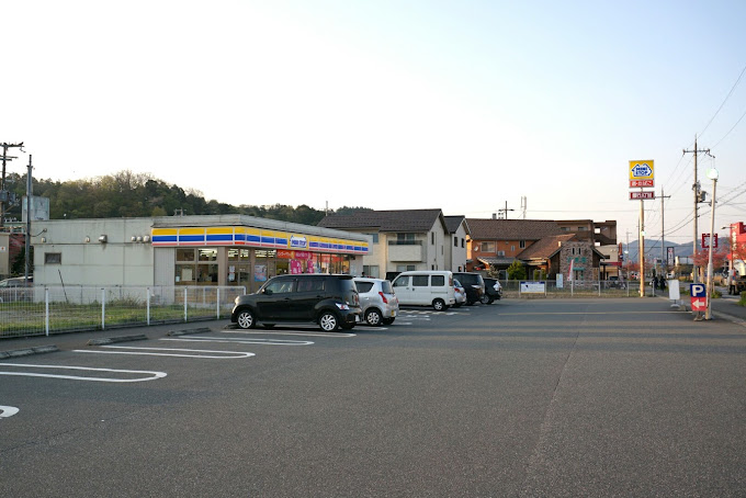 SUBURB HOME　おおた３ コンビニ